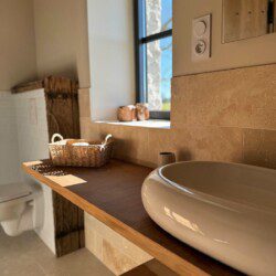 La chambre dite "Cran aux œufs" est une charmante suite de 35m2 en duplex.