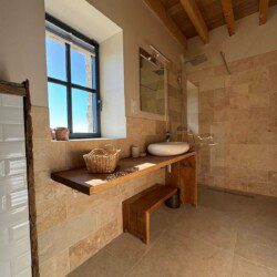 La chambre dite "Cran aux œufs" est une charmante suite de 35m2 en duplex.