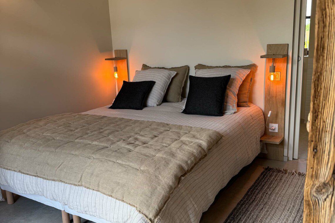 La suite "Le Monal", en duplex de 35m2, accueille confortablement un couple