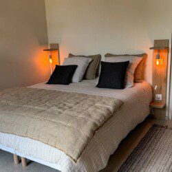 La suite "Le Monal", en duplex de 35m2, accueille confortablement un couple