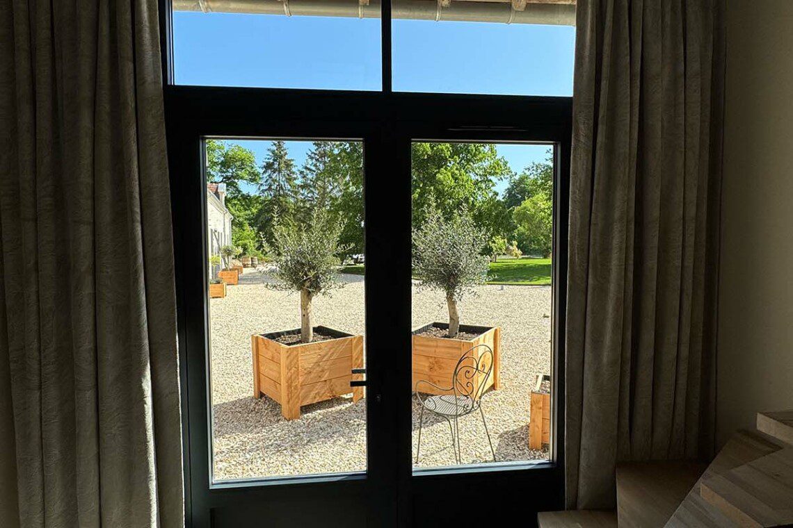 La suite "Le Monal", en duplex de 35m2, accueille confortablement un couple