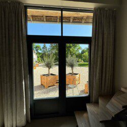 La suite "Le Monal", en duplex de 35m2, accueille confortablement un couple