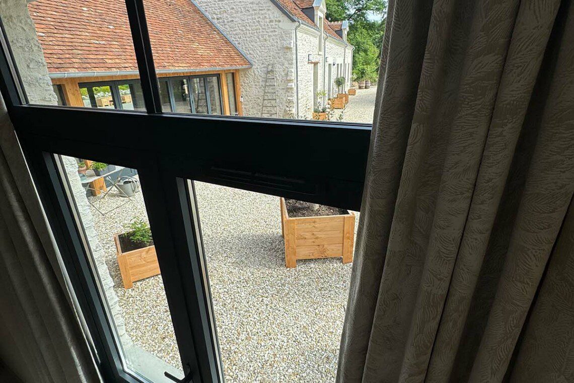 La suite "Le Monal", en duplex de 35m2, accueille confortablement un couple