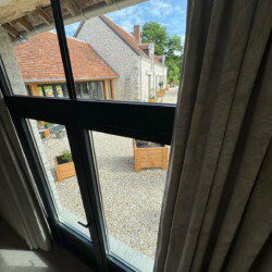 La suite "Le Monal", en duplex de 35m2, accueille confortablement un couple