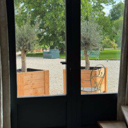 La suite "Le Monal", en duplex de 35m2, accueille confortablement un couple