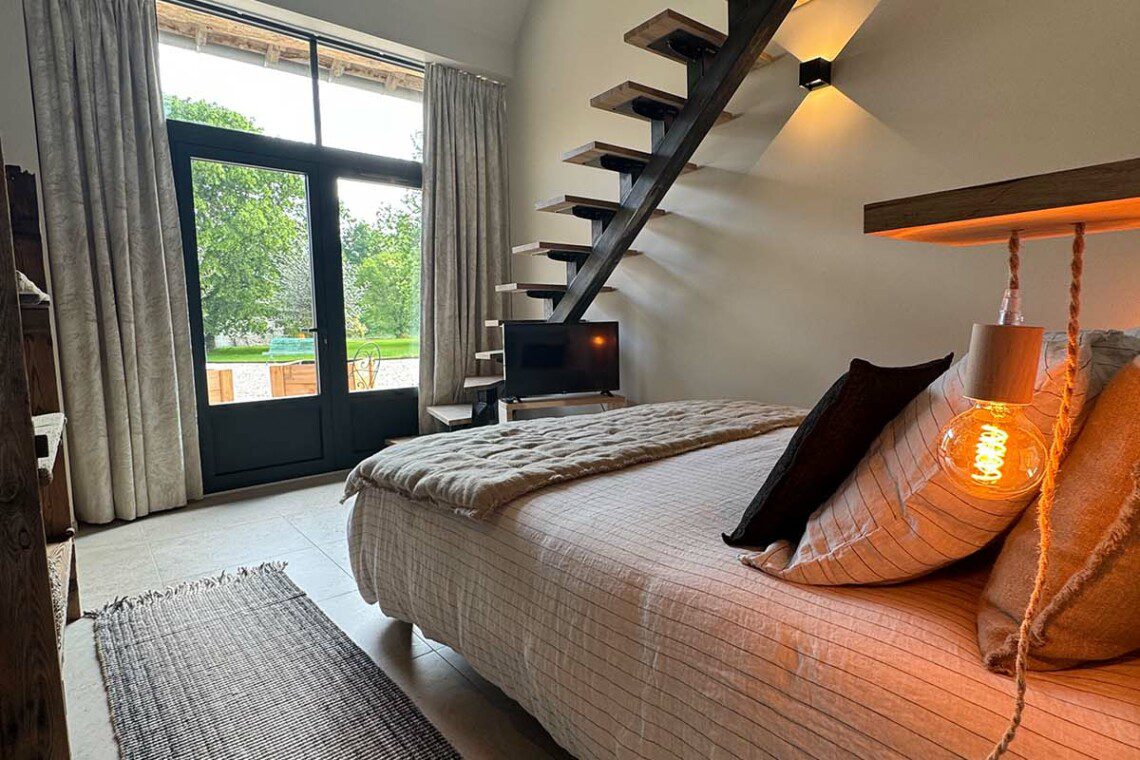 La suite "Le Monal", en duplex de 35m2, accueille confortablement un couple