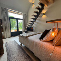 La suite "Le Monal", en duplex de 35m2, accueille confortablement un couple