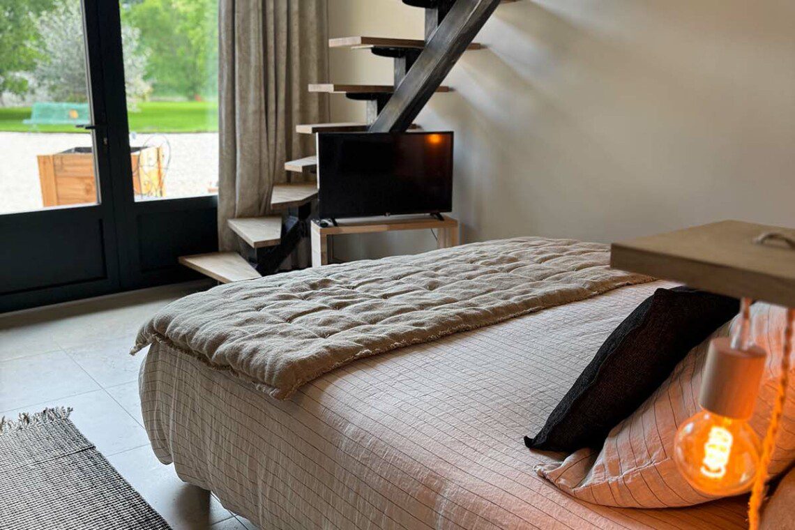 La suite "Le Monal", en duplex de 35m2, accueille confortablement un couple