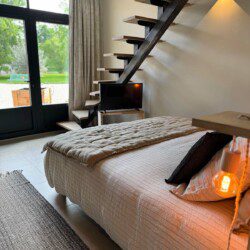 La suite "Le Monal", en duplex de 35m2, accueille confortablement un couple