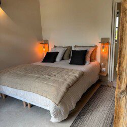 La suite "Le Monal", en duplex de 35m2, accueille confortablement un couple