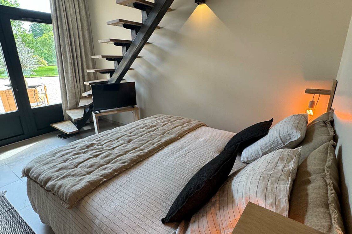 La suite "Le Monal", en duplex de 35m2, accueille confortablement un couple