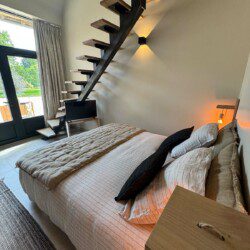 La suite "Le Monal", en duplex de 35m2, accueille confortablement un couple