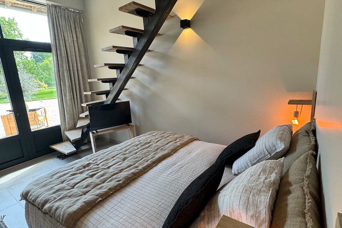 La suite "Le Monal", en duplex de 35m2, accueille confortablement un couple