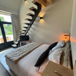 La suite "Le Monal", en duplex de 35m2, accueille confortablement un couple