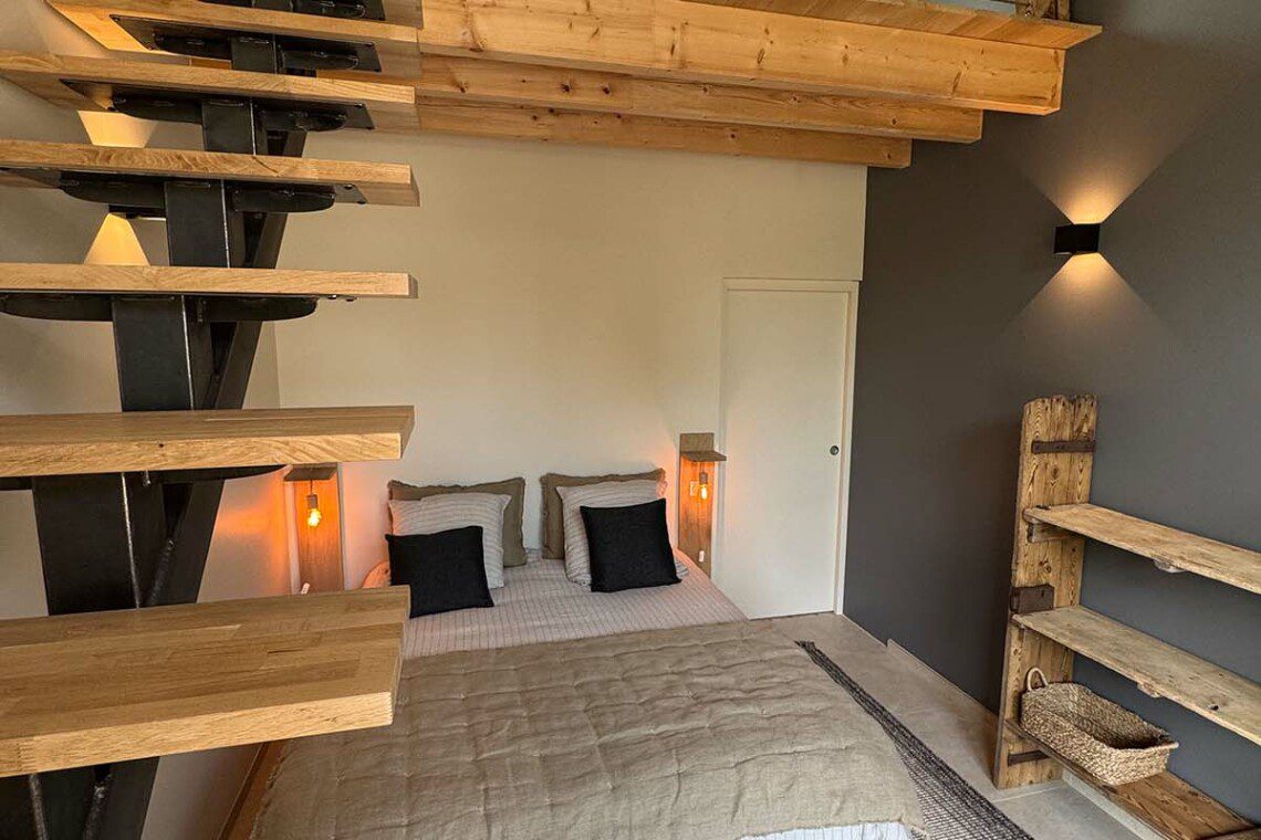 La suite "Le Monal", en duplex de 35m2, accueille confortablement un couple