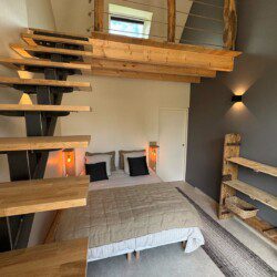 La suite "Le Monal", en duplex de 35m2, accueille confortablement un couple