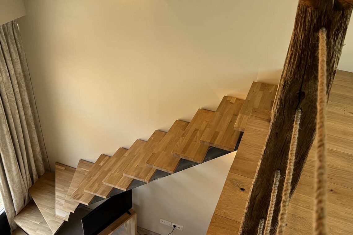 La suite "Le Monal", en duplex de 35m2, accueille confortablement un couple