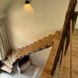 La suite "Le Monal", en duplex de 35m2, accueille confortablement un couple