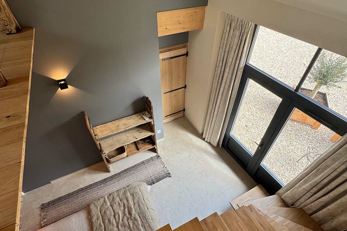 La suite "Le Monal", en duplex de 35m2, accueille confortablement un couple