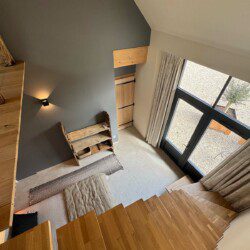 La suite "Le Monal", en duplex de 35m2, accueille confortablement un couple