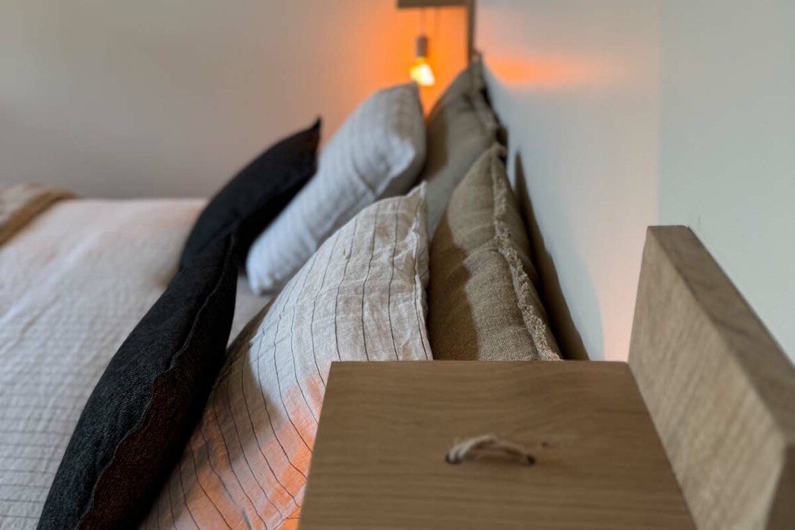 La suite "Le Monal", en duplex de 35m2, accueille confortablement un couple