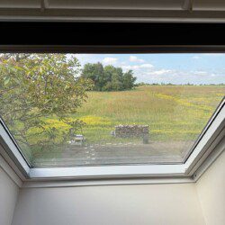 La suite "Le Monal", en duplex de 35m2, accueille confortablement un couple