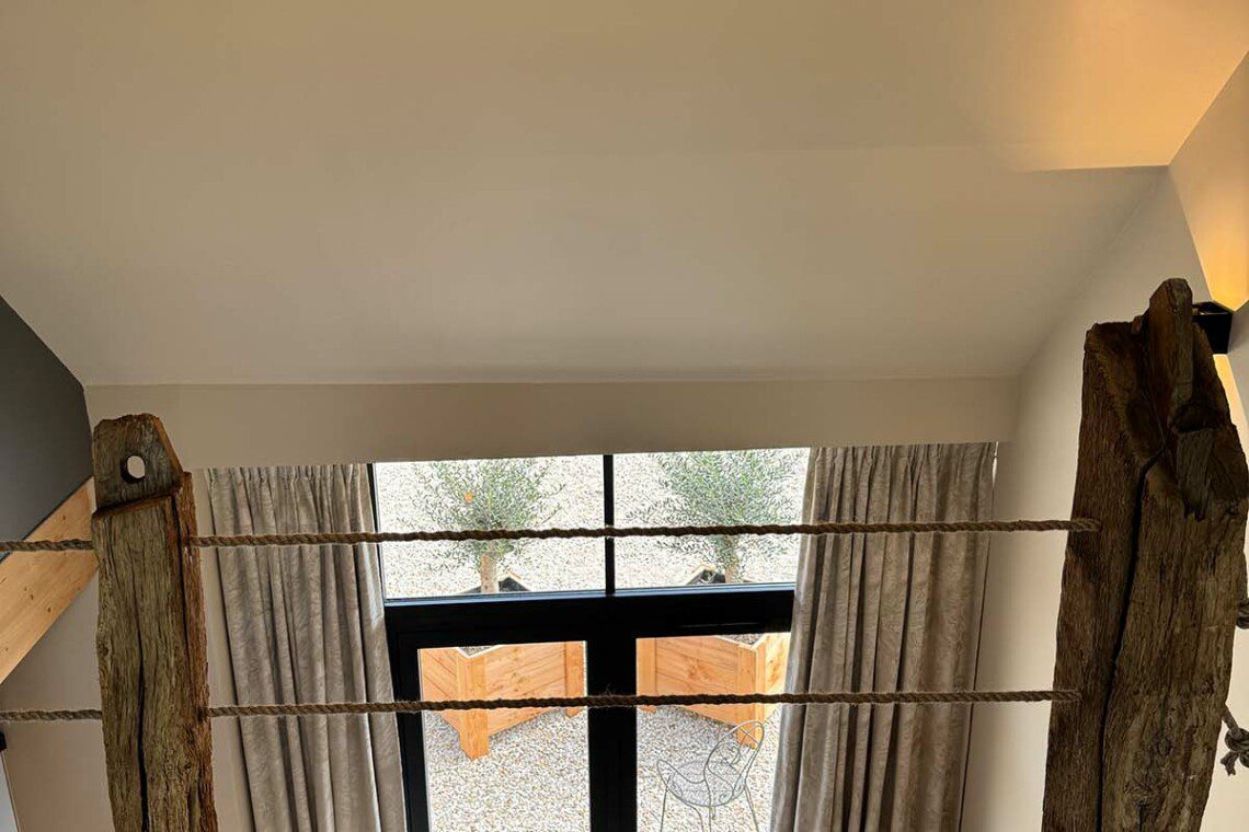 La suite "Le Monal", en duplex de 35m2, accueille confortablement un couple