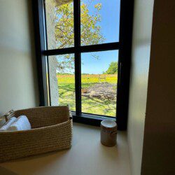 La suite "Le Monal", en duplex de 35m2, accueille confortablement un couple