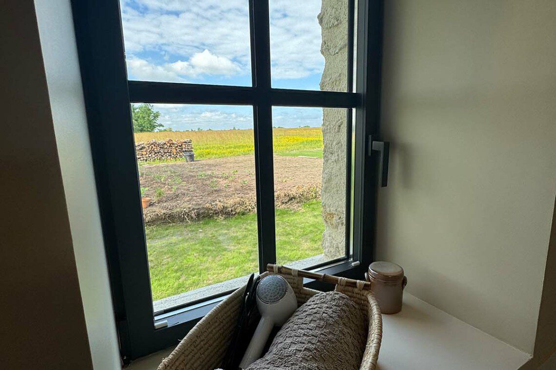 La suite "Le Monal", en duplex de 35m2, accueille confortablement un couple