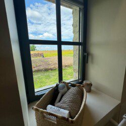 La suite "Le Monal", en duplex de 35m2, accueille confortablement un couple