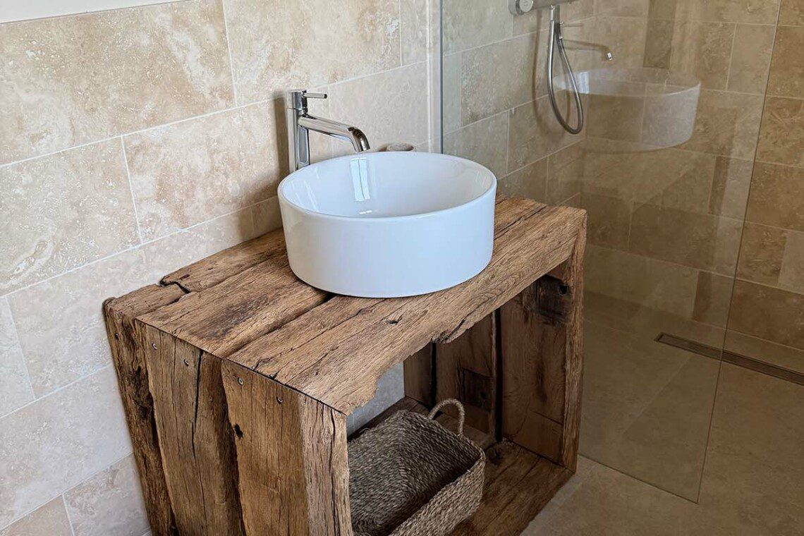 La suite "Le Monal", en duplex de 35m2, accueille confortablement un couple