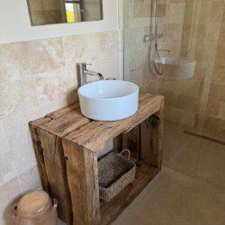 La suite "Le Monal", en duplex de 35m2, accueille confortablement un couple