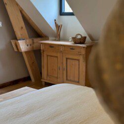 La pointe de Folliet est une chambre double de 25m2 avec douche à l’italienne et une vue imprenable sur la nature.