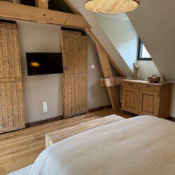 La pointe de Folliet est une chambre double de 25m2 avec douche à l’italienne et une vue imprenable sur la nature.