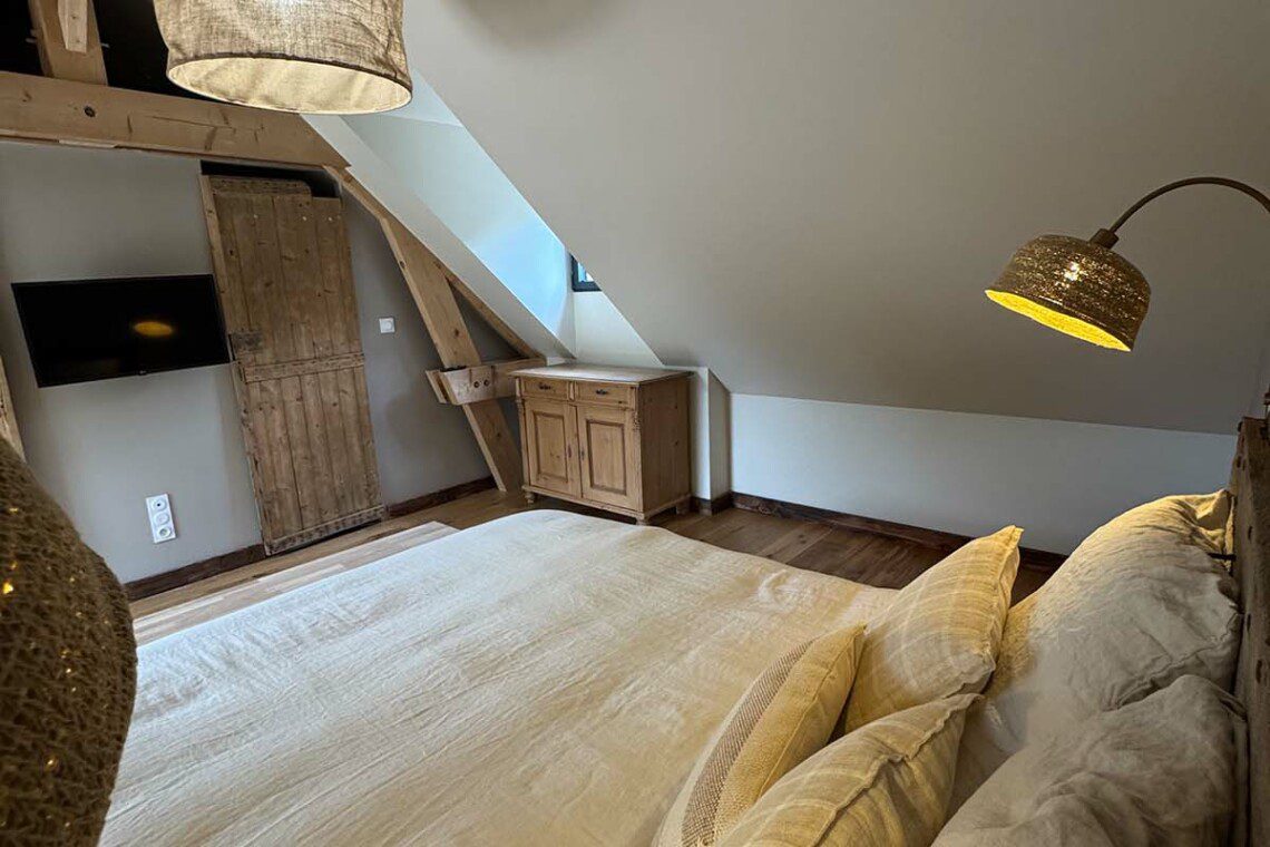 La pointe de Folliet est une chambre double de 25m2 avec douche à l’italienne et une vue imprenable sur la nature.