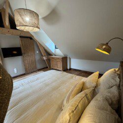 La pointe de Folliet est une chambre double de 25m2 avec douche à l’italienne et une vue imprenable sur la nature.