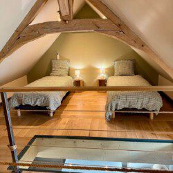 Cette ancienne grange, renommée "La petite maison", abrite une grande suite familiale pouvant accueillir 2 à 6 personnes.