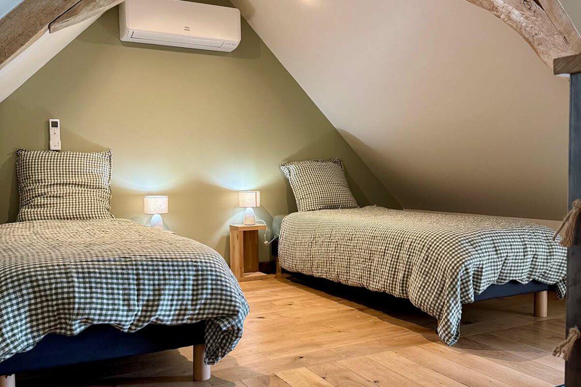 Cette ancienne grange, renommée "La petite maison", abrite une grande suite familiale pouvant accueillir 2 à 6 personnes.