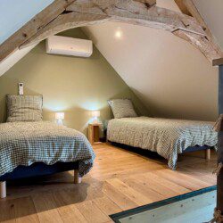 Cette ancienne grange, renommée "La petite maison", abrite une grande suite familiale pouvant accueillir 2 à 6 personnes.