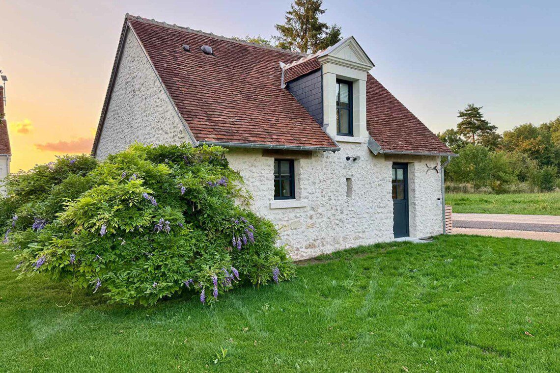 Cette ancienne grange, renommée "La petite maison", abrite une grande suite familiale pouvant accueillir 2 à 6 personnes.