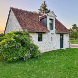Cette ancienne grange, renommée "La petite maison", abrite une grande suite familiale pouvant accueillir 2 à 6 personnes.
