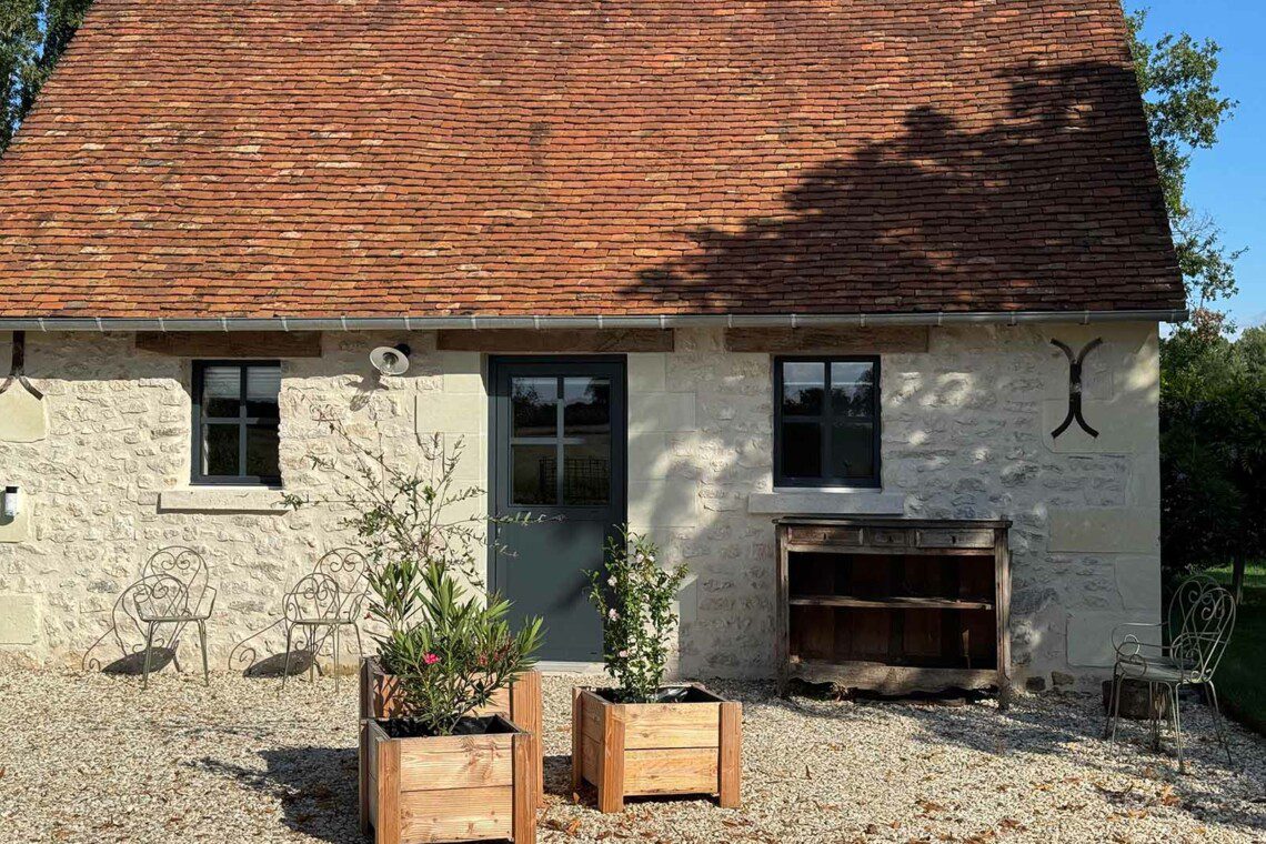 Cette ancienne grange, renommée "La petite maison", abrite une grande suite familiale pouvant accueillir 2 à 6 personnes.