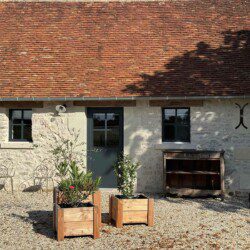 Cette ancienne grange, renommée "La petite maison", abrite une grande suite familiale pouvant accueillir 2 à 6 personnes.