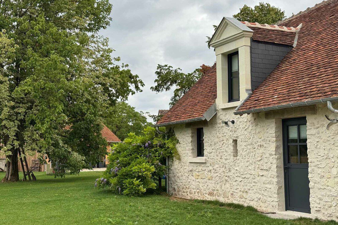 Cette ancienne grange, renommée "La petite maison", abrite une grande suite familiale pouvant accueillir 2 à 6 personnes.