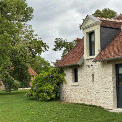Cette ancienne grange, renommée "La petite maison", abrite une grande suite familiale pouvant accueillir 2 à 6 personnes.
