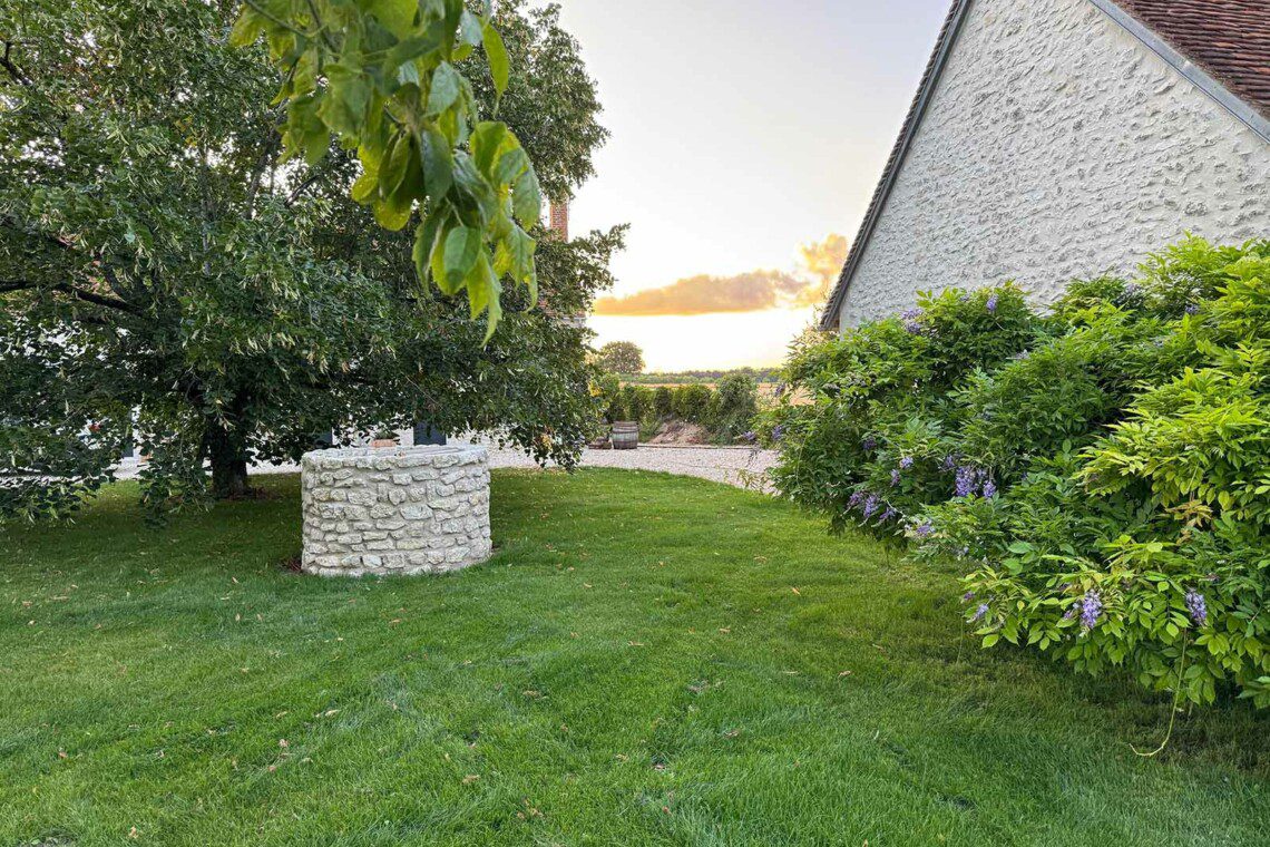 Cette ancienne grange, renommée "La petite maison", abrite une grande suite familiale pouvant accueillir 2 à 6 personnes.