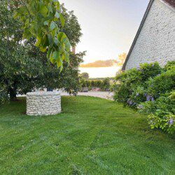 Cette ancienne grange, renommée "La petite maison", abrite une grande suite familiale pouvant accueillir 2 à 6 personnes.