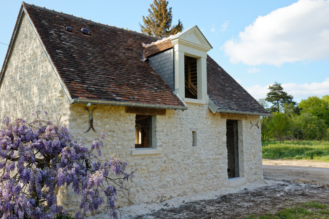 Cette ancienne grange, renommée "La petite maison", abrite une grande suite familiale pouvant accueillir 6 personnes.