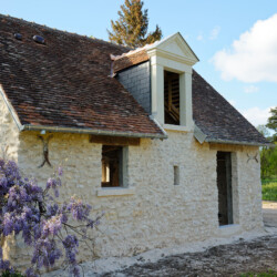 Cette ancienne grange, renommée "La petite maison", abrite une grande suite familiale pouvant accueillir 6 personnes.