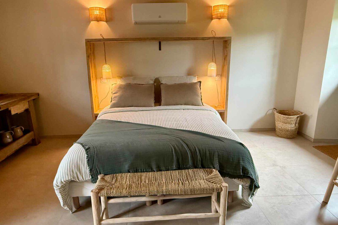 Cette ancienne grange, renommée "La petite maison", abrite une grande suite familiale pouvant accueillir 2 à 6 personnes.